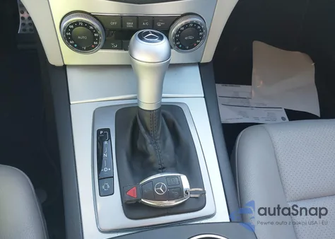 2011 Mercedes-Benz C 300 Luxury/Sport z USA, uszkodzony, nr VIN WDDGF5EBXBR134829